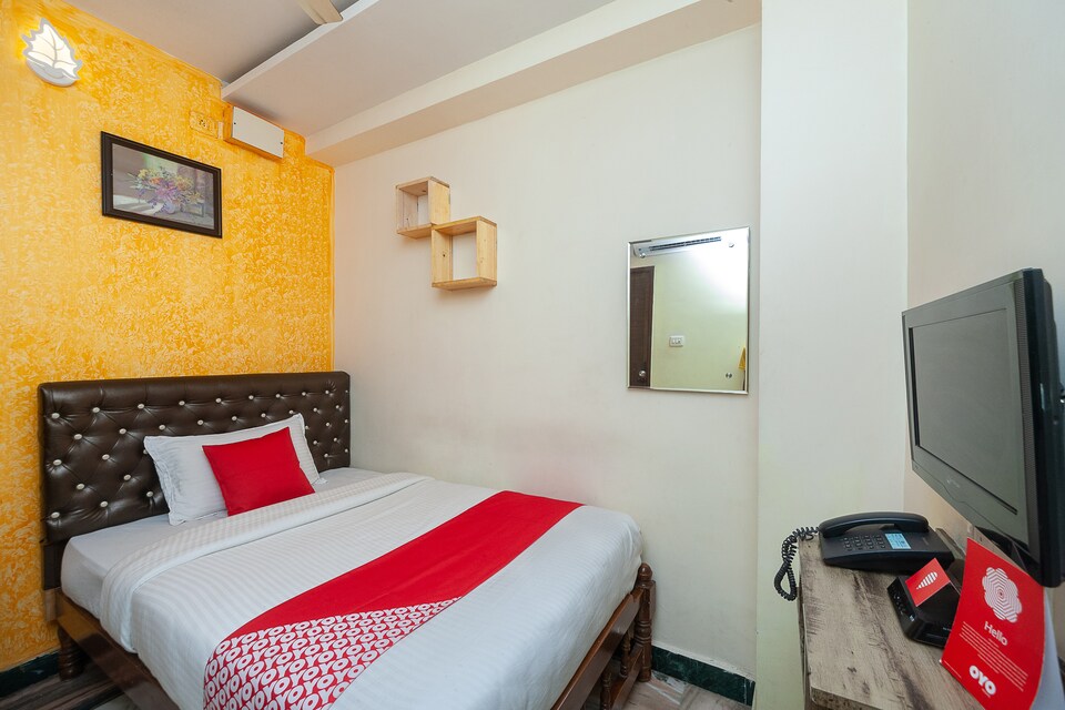 OYO 30579 Royal Palace Marina, Parrys, Chennai