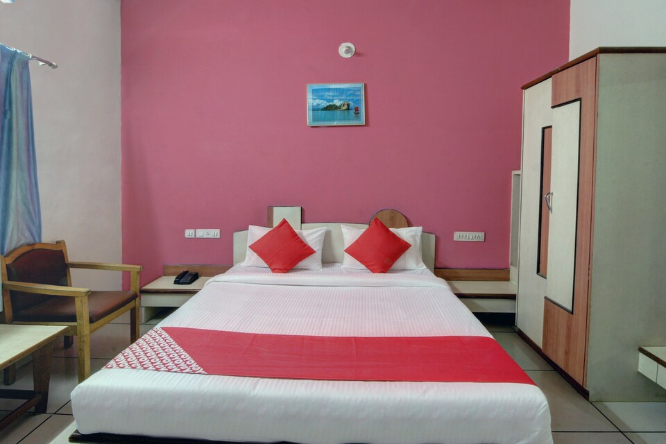 OYO 30636 Hotel Navaratna International, Bijapur city, Bijapur