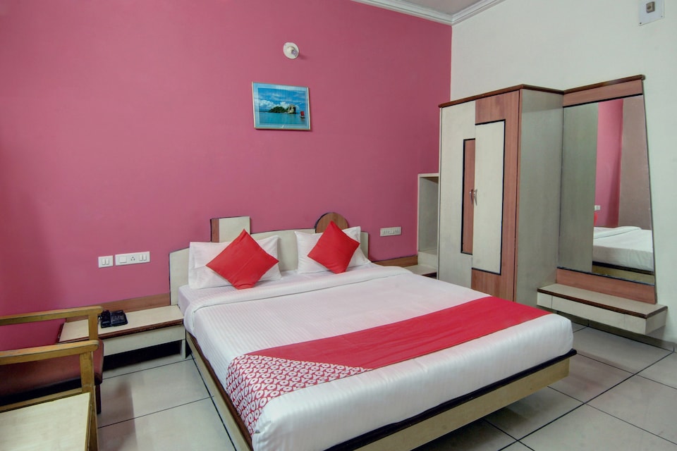 OYO 30636 Hotel Navaratna International, Bijapur city, Bijapur