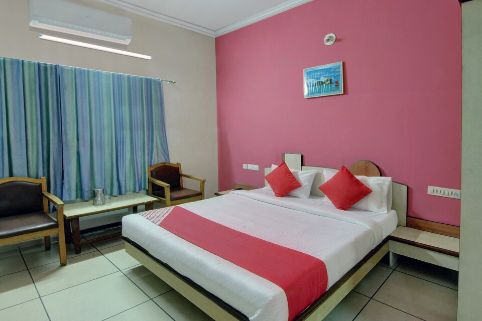 OYO 30636 Hotel Navaratna International, Bijapur city, Bijapur