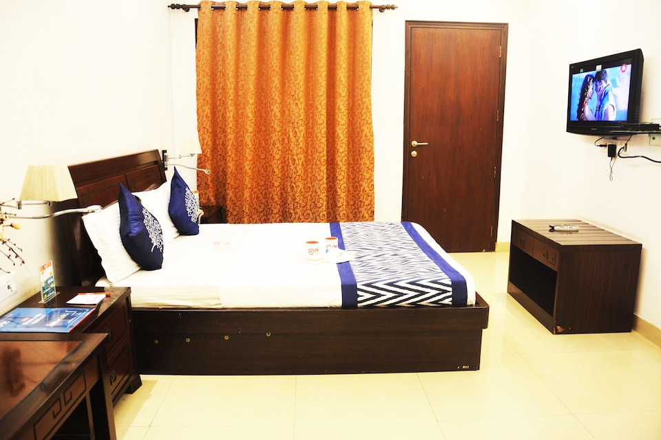 OYO Premium 155 DLF Phase 2 Sikander, Cyber City, Gurgaon