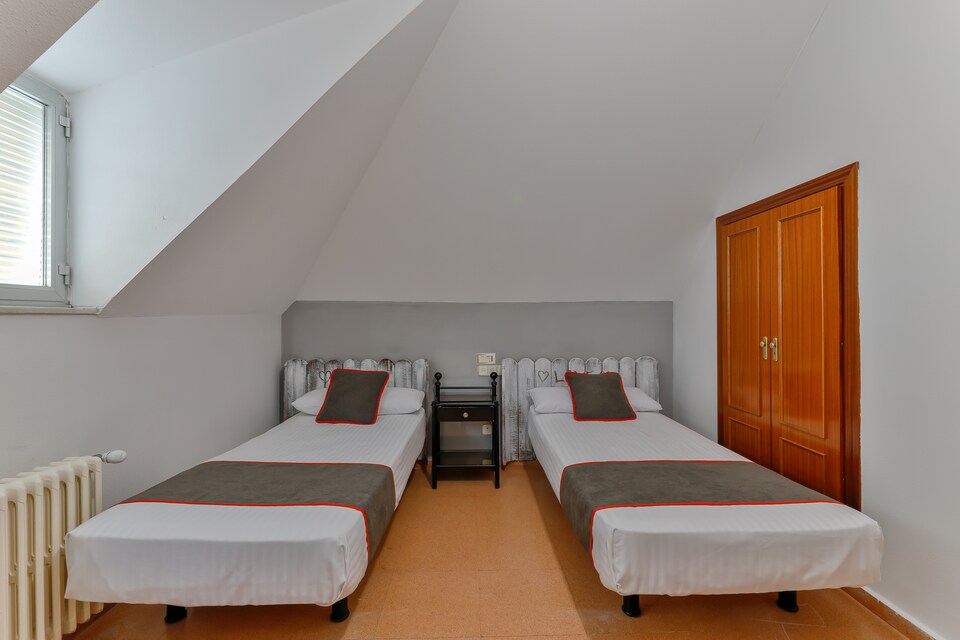 OYO Hostal El Pilar, Villacastin, Villacastin