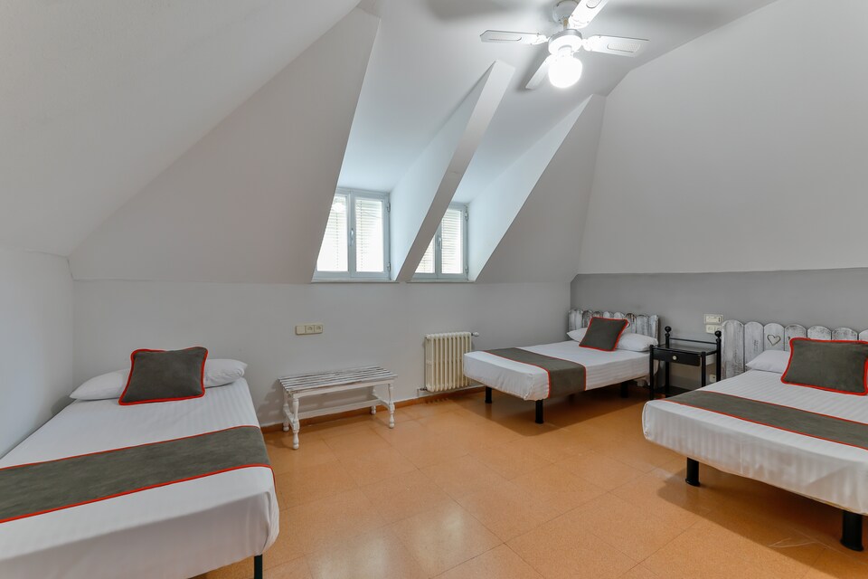 OYO Hostal El Pilar, Villacastin, Villacastin