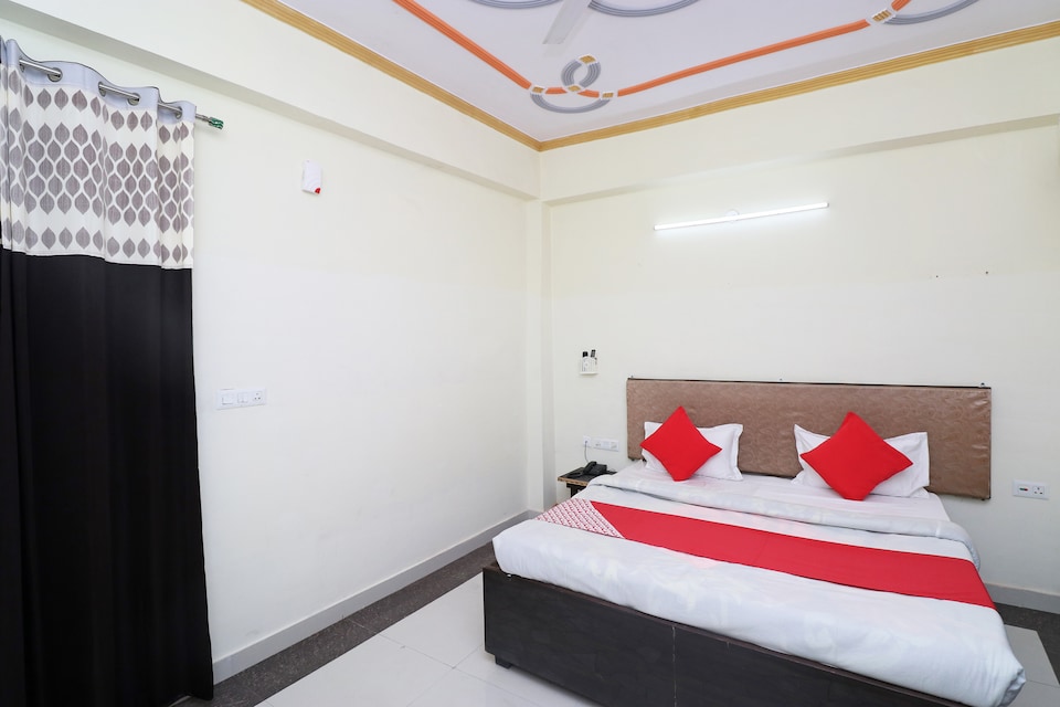 OYO 30759 Taj Path, Fatehabad Road, Agra