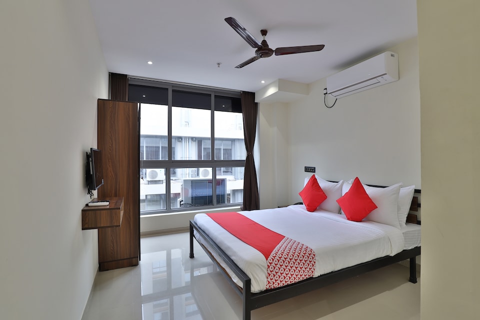OYO Flagship 30762 Vivanna Phoenix Tower, Airport Surat, Surat