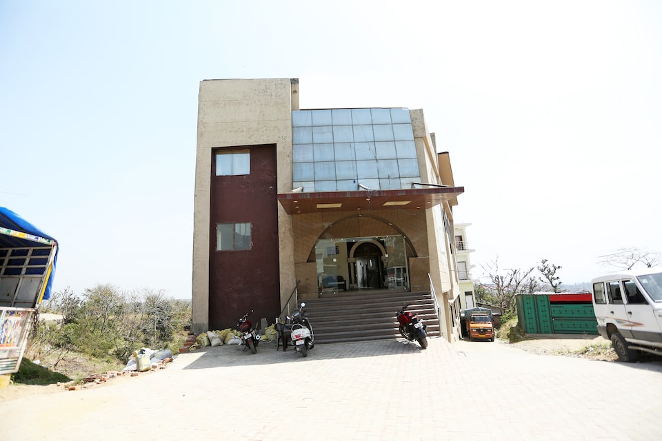 OYO 30845 Hotel Welcome, Chintpurni, Chintpurni