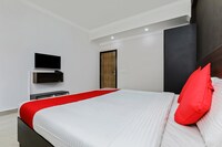 OYO 30876 White Palace Tourist Home