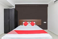 OYO 30876 White Palace Tourist Home