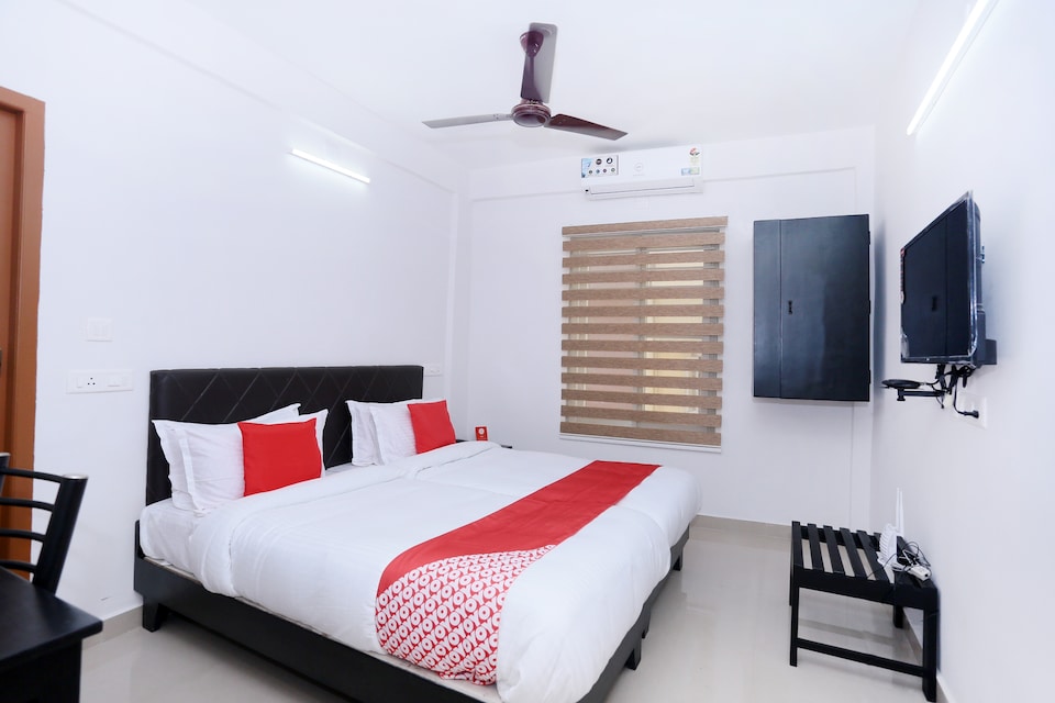 OYO 30973 Thulasi Inn, Pallimukku Kochi, Kochi
