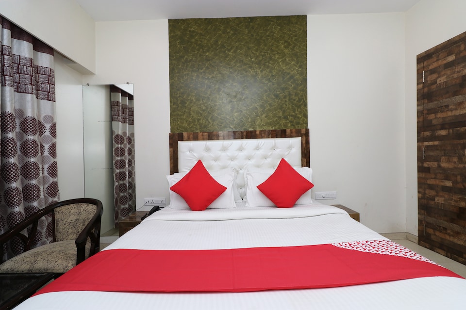 Capital O 31041 Hotel Purvanchal, Cantonment, Varanasi
