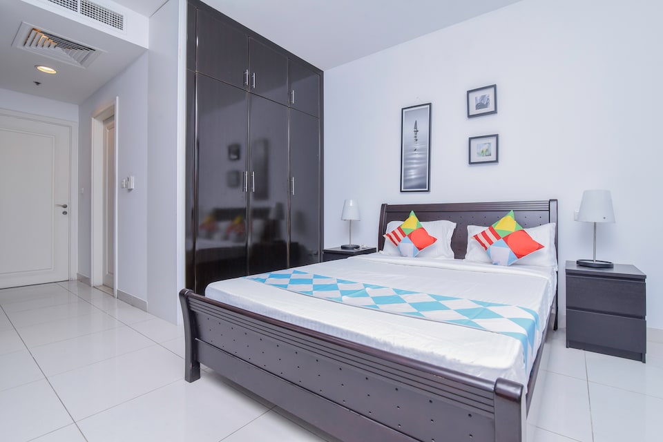 OYO Home 164 2BHK Lake View, Jumeirah Lake Towers Dubai, Dubai