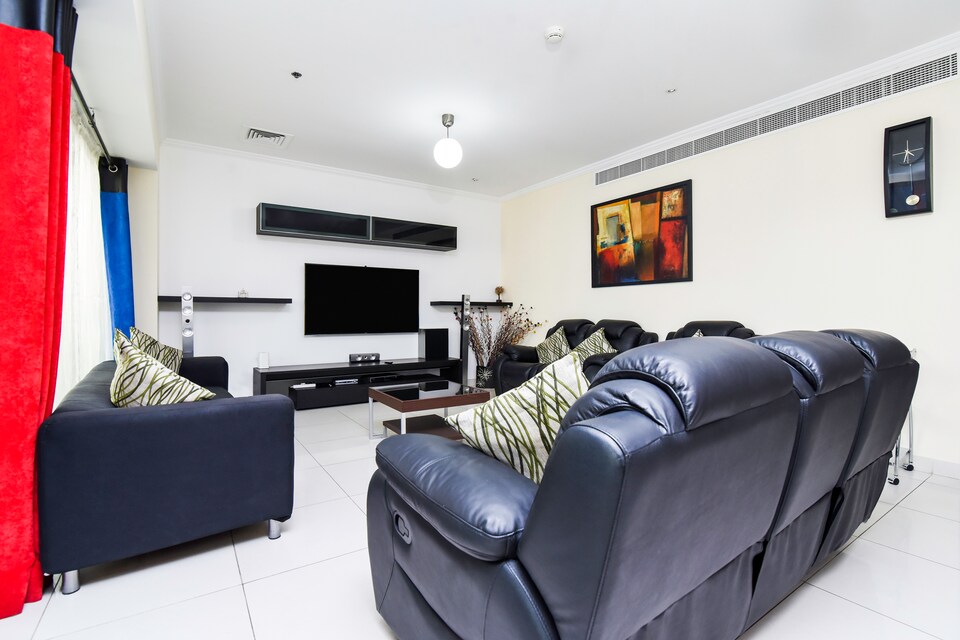 OYO Home 164 2BHK Lake View, Jumeirah Lake Towers Dubai, Dubai