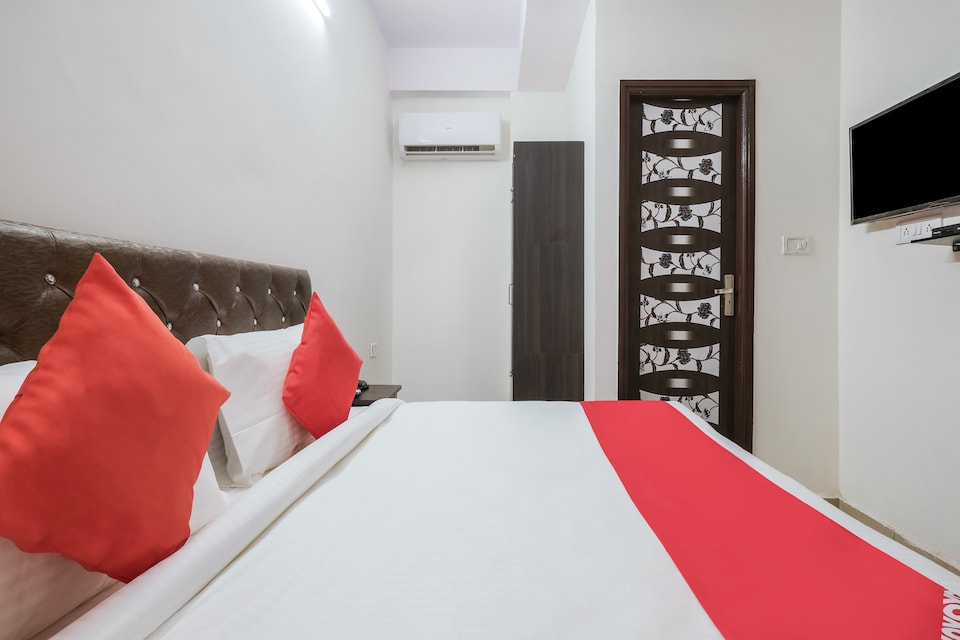 OYO Flagship 31119 RV Residency Block G Raja Puri, Airport-Dwarka Delhi, Delhi