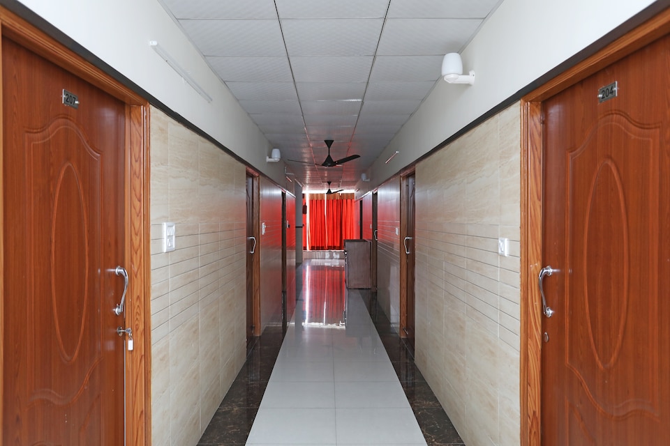 Capital O 33014 Bhagwati Palace Guest House, Dehradun ISBT, Dehradun