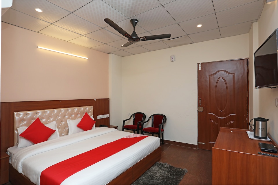 Capital O 33014 Bhagwati Palace Guest House, Dehradun ISBT, Dehradun