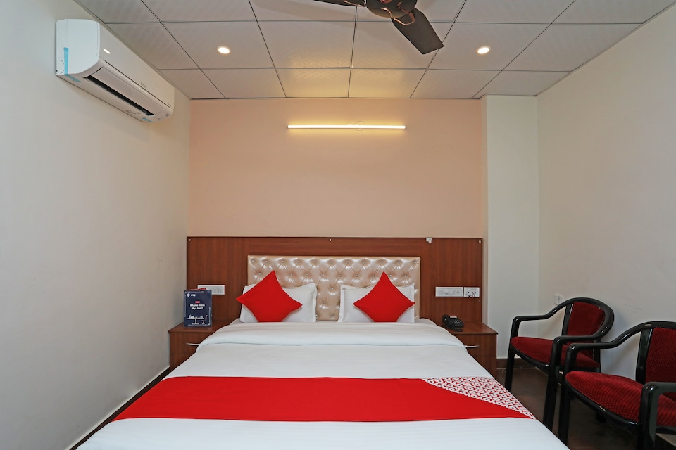 Capital O 33014 Bhagwati Palace Guest House, Dehradun ISBT, Dehradun