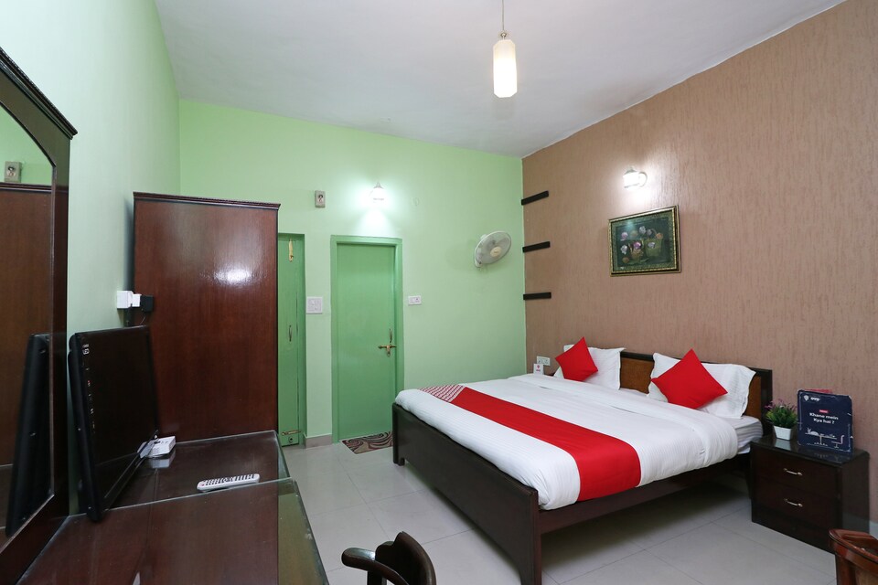 OYO 33384 Sarthak Inn And Tarang Restaurant, Bhimtal Nainital, Nainital