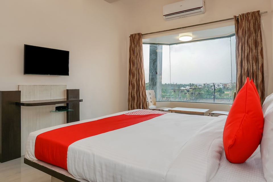 OYO 33421 JayShree Executive Restaurant & Lodge, Hadapsar Pune, Pune