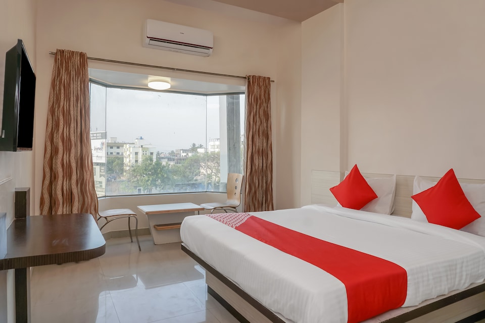 OYO 33421 JayShree Executive Restaurant & Lodge, Hadapsar Pune, Pune