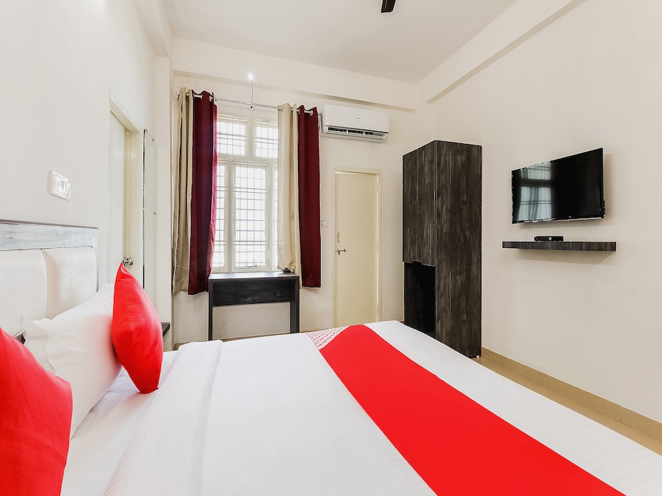 OYO Tunez, Kolar Road, Bhopal