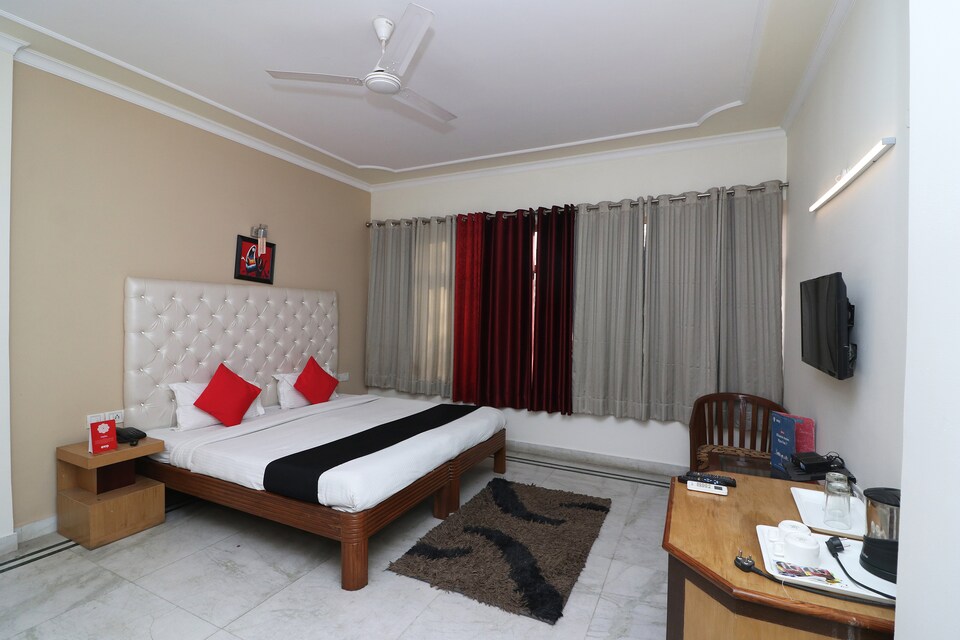 Capital O 33492 Gracious Inn Hotel, Old Gurgaon, Gurgaon