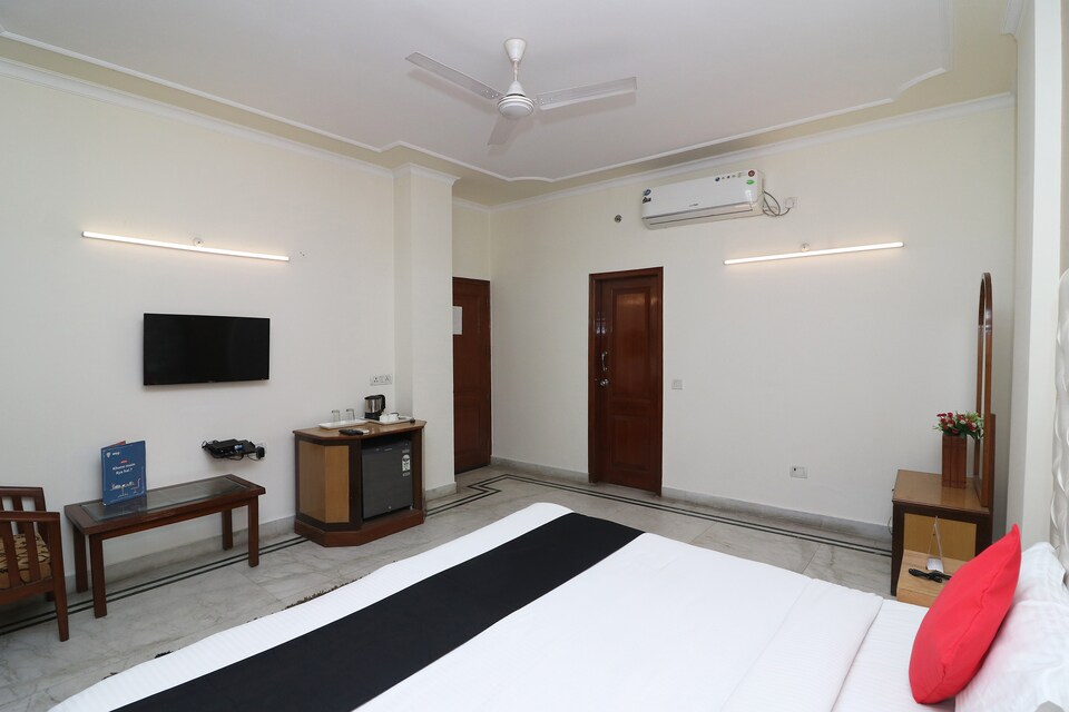 Capital O 33492 Gracious Inn Hotel, Old Gurgaon, Gurgaon