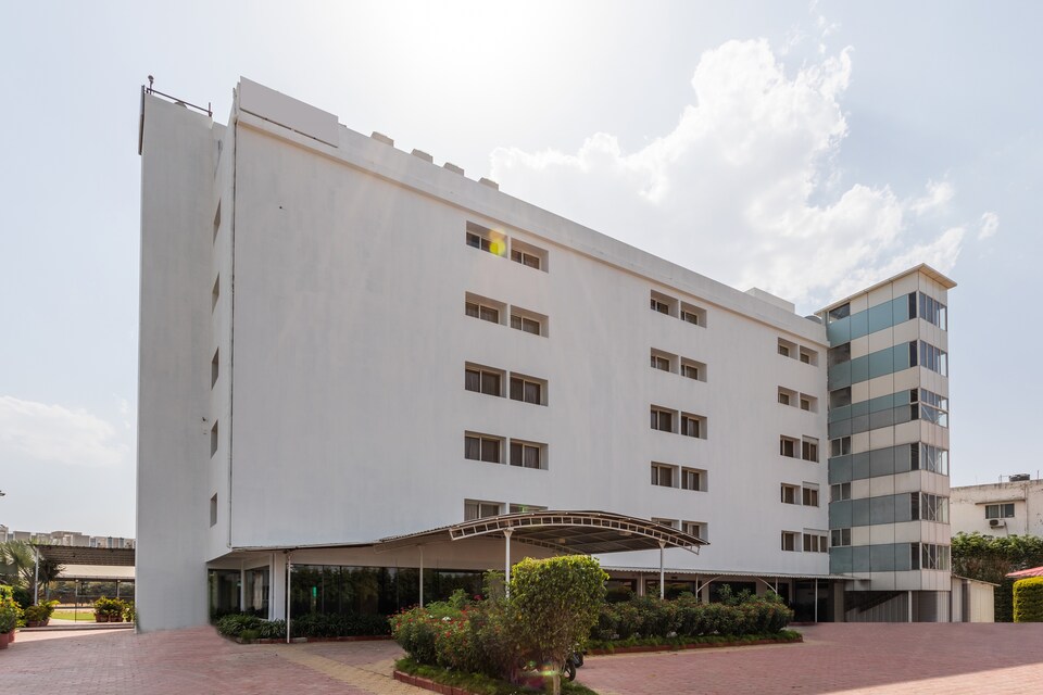 OYO 35476 Baba Shree Hotel and Resort, Airport Road - Indore, Indore