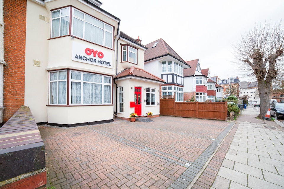 OYO Flagship Anchor Hotel, Borough of Barnet, London