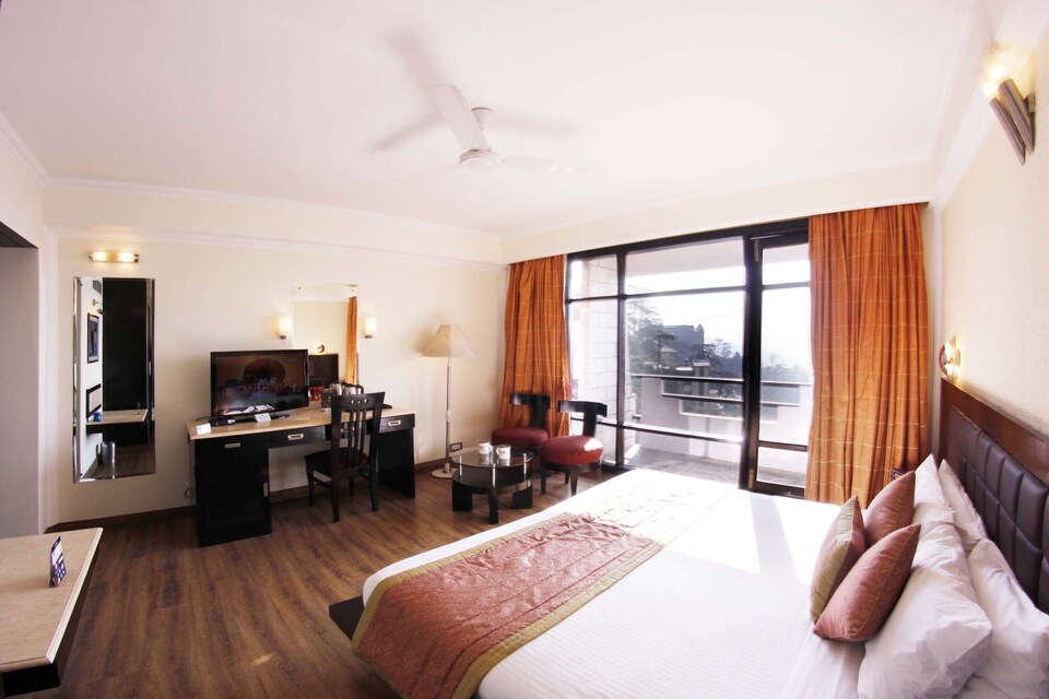 OYO ३५३४ होटल कोम्बरमेरे, The Mall Road-Shimla, शिमला