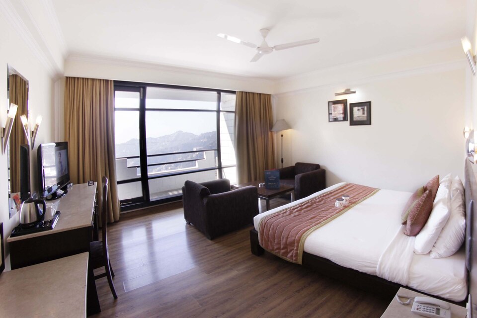 OYO ३५३४ होटल कोम्बरमेरे, The Mall Road-Shimla, शिमला