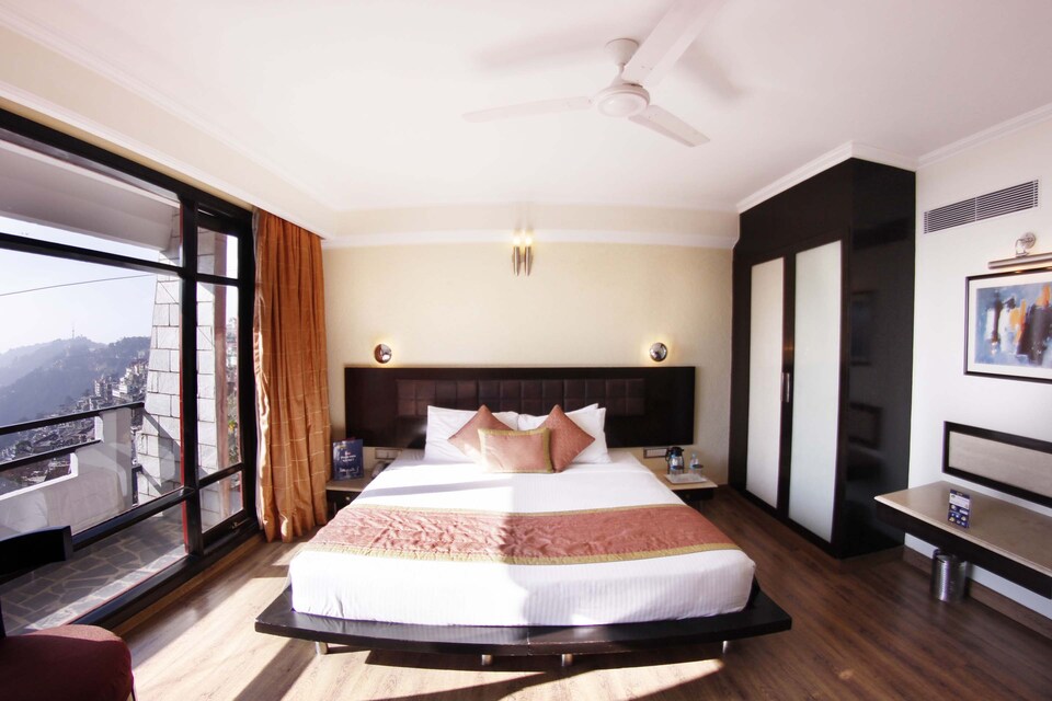 OYO ३५३४ होटल कोम्बरमेरे, The Mall Road-Shimla, शिमला