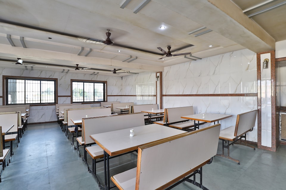 SPOT ON 35834 Star Hotel, Railway station Bharuch, Bharuch