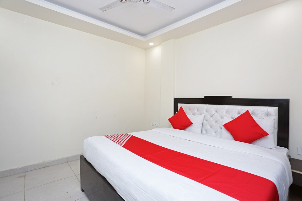 OYO 35837 Hotel Silver Inn, Noida City Metro, Noida