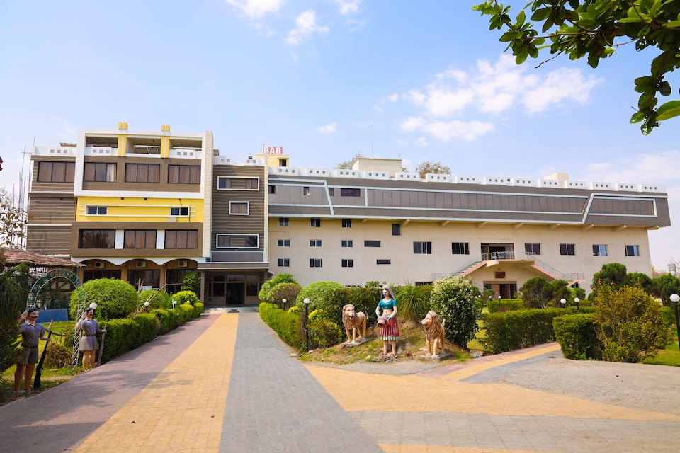 Capital O 35868 Hotel Sunrise N Resorts, Bus Stand Nagpur, नागपुर