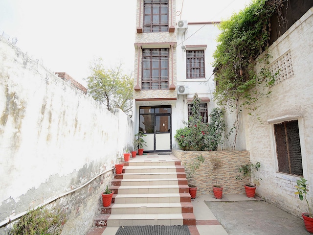 Hotel O by OYO Divine Light