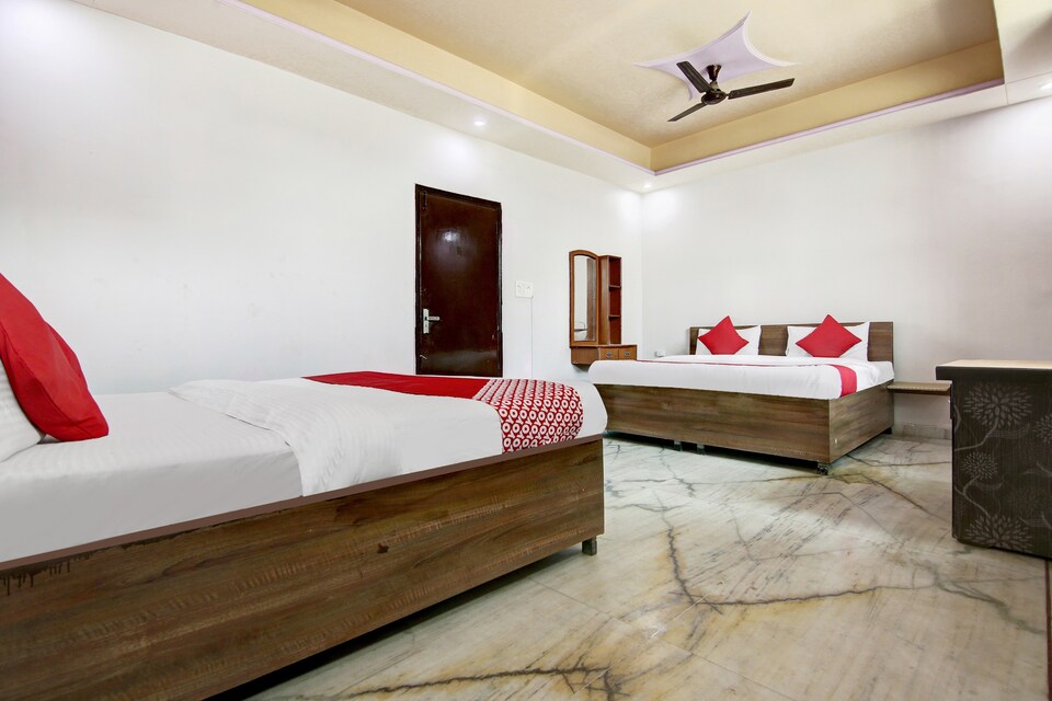 OYO 35941 Hotel Yuvraj Grand, Corporate Complex, Agra