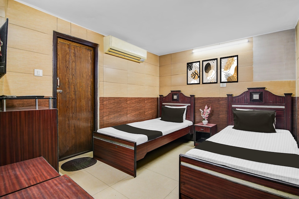 Hotel O Bhagirathi Guest House Esplanade metro station, Esplanade Kolkata, Kolkata