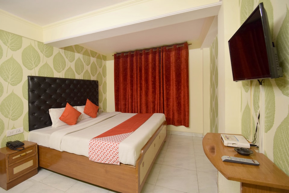 Flagship 35976 Hotel Majestic, The Mall Road-Shimla, शिमला