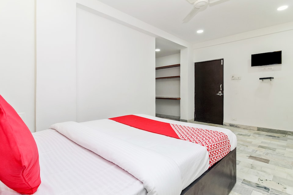 OYO 36010 Hotel Aashiyana, Swargate Pune, Pune