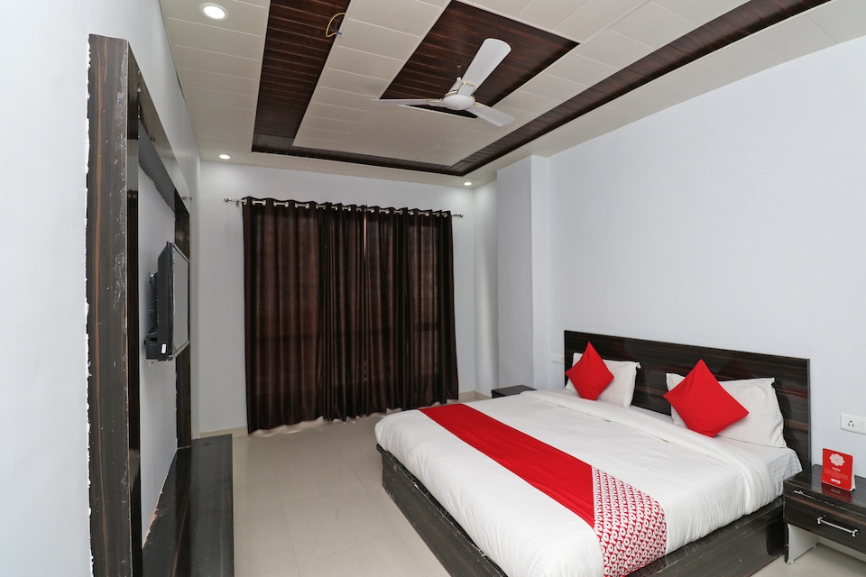 Capital O 36090 Hotel Sathyarth, Tikonia Haldwani, Haldwani