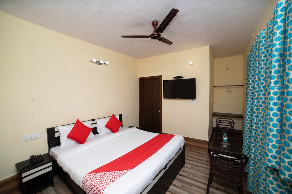 OYO 36103 Pine Wood Lodge & Restaurant, Dhikuli Ramnagar, Corbett-Ramnagar