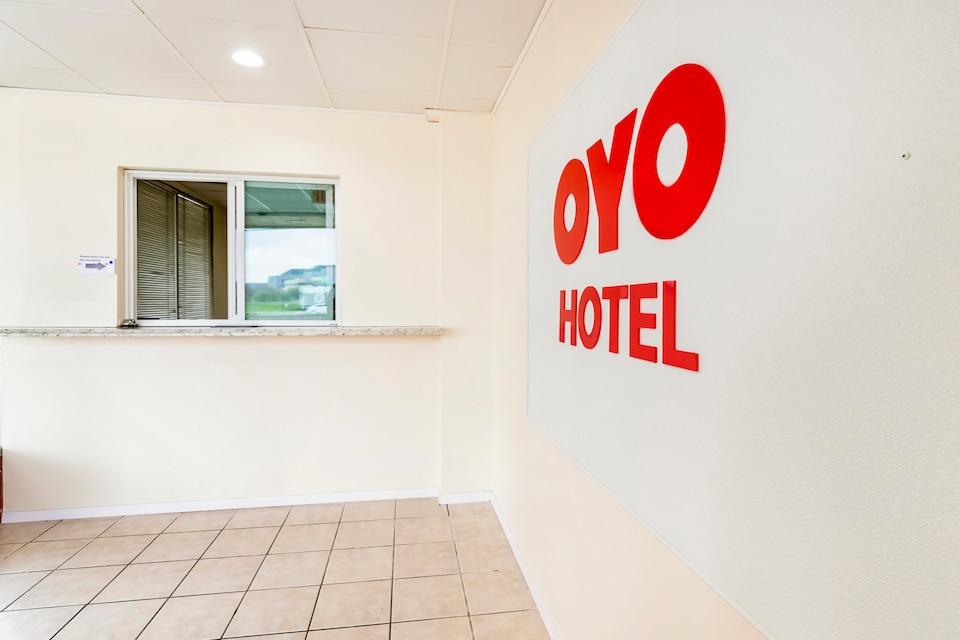 Oyo Hotel San Antonio Lackland AFB/Seaworld Hwy 90 W, C78227, San-Antonio