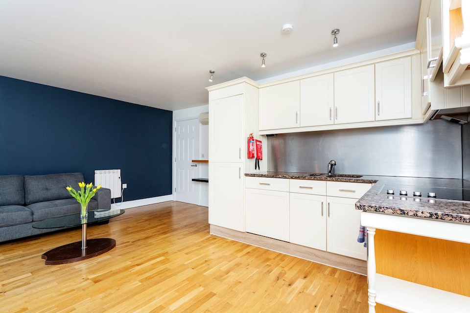 OYO Home Pepper Street Apartment, London City Airport London, London
