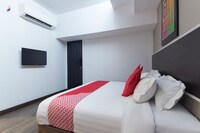 Capital O  978 Midaris Hotel