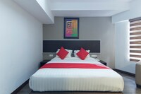 Capital O  978 Midaris Hotel