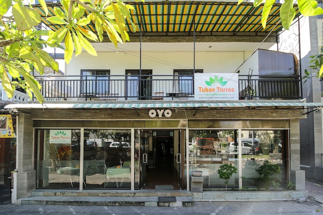 OYO 734 Tuban Torres Accomodation