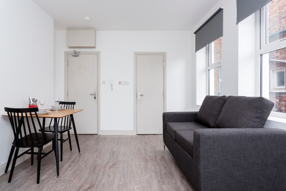 OYO Home Wandsworth Studios, Wimbledon London, London