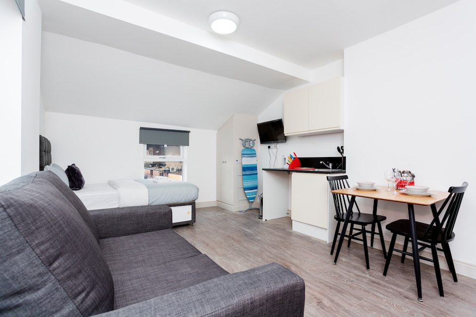 OYO Home Wandsworth Studios, Wimbledon London, London