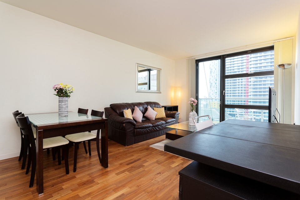 OYO Home Canary Wharf, London City Airport London, London