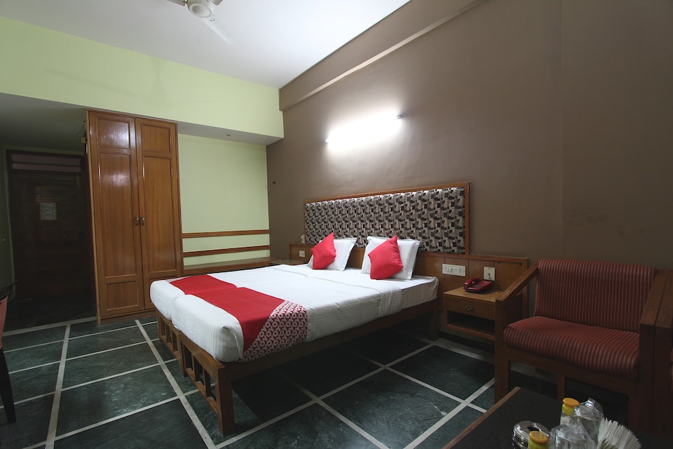 Capital O 36290 Hotel Pola Paradise, Bellary, Bellary